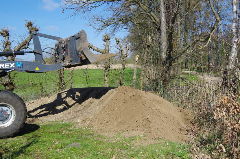 Zandheuvels voor zandbijen